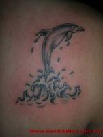 Tatuaje de un delfín saliendo del agua