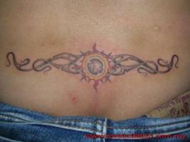 Tattoo de un sol con tribales