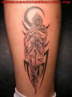 Tatuaje de la muerte con una balanza y un tribal