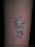 Tatuaje de una pequeña cruz rodeada por un paño