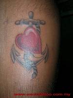 Tatuaje de un corazón y un ancla