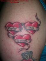 Tatuaje de 3 corazones con etiquetas y nombres