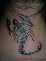 Tatuaje de un escorpión en la nuca