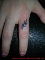 Tatuaje de un tribal en el dedo