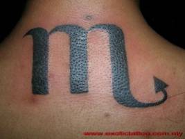 Tatuaje de una gran letra m en la nuca