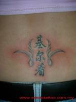 Tatuaje de un nombre chino con unas hojas de decoracion