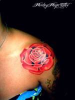 Tatuaje de una rosa en el hombro de una mujer