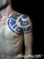Tatuaje de un circulo en el hombro