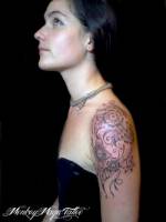Tatuajes de flores en el hombro de una chica