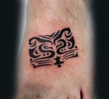 Tatuaje de un pequeño tribal en el pie