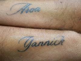 Tattoo de nombres en los antebrazos