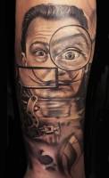 Tatuaje del retrato de Dali con un montón de lupas