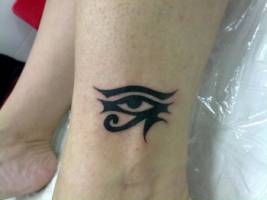 Tatuaje de un ojo de Horus en el tobillo