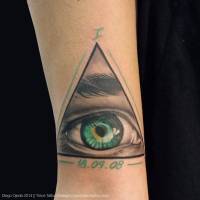 Tatuaje del ojo que todo lo ve con una fecha