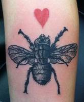 Tatuaje de una mosca enamorada