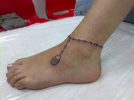 Tatuaje de una pulsera en el pie