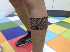Tatuaje de un brazalete para la pierna
