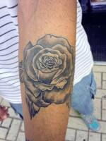 Rosa tatuada en el brazo
