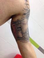 Faro tatuado en el interior del brazo