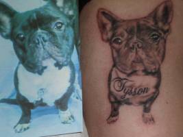 Tatuaje retrato de un perro, con su nombre