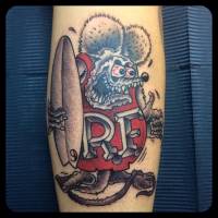 Tatuaje de una rata gorda surfera