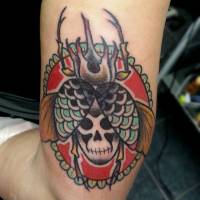 Tatuaje de un escarabajo con una calavera pintada