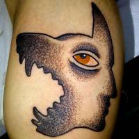 Tatuaje de una cabeza de lobo mezclada con cara