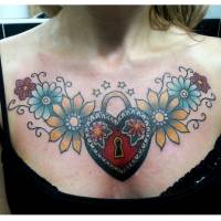 Tatuaje de un corazón cerrojo en el pecho, con flroes