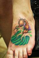 Tatuaje de la cola de un escorpión asomando entre las olas. Tattoo para el pie