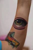 Tattoo a color de un ojo en el antebrazo