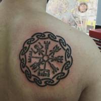 Tattoo de un símbolo en la espalda de un hombre