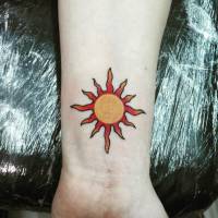 Tattoo de un sol en la muéca